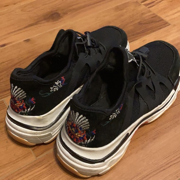 Slightly wear women sneaker - Picture 2 of 3